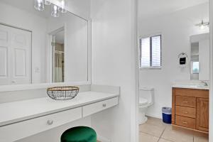 Koupelna v ubytování Spacious Townhome 5 Mins Walk to Beach