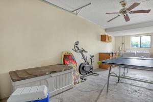 Stolní tenis v ubytování Spacious Townhome 5 Mins Walk to Beach nebo okolí