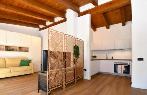 Bocconi Fond Prada IEO Spettacolare Attico con Terrazzo في ميلانو: غرفة معيشة مع أريكة وتلفزيون