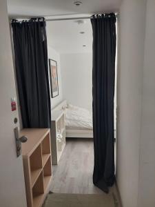 een slaapkamer met zwarte gordijnen en een bed bij City-Apartment in Dortmund +1 foto