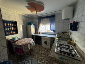 eine Küche mit Spüle und Herd in der Unterkunft Maison oudelaou in Oued Laou