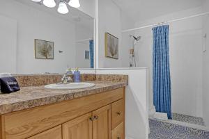 Koupelna v ubytování Spacious Townhome 5 Mins Walk to Beach