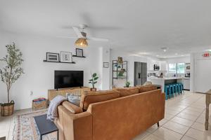 TV a/nebo společenská místnost v ubytování Spacious Townhome 5 Mins Walk to Beach