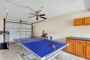 Stolní tenis v ubytování Spacious Townhome 5 Mins Walk to Beach nebo okolí