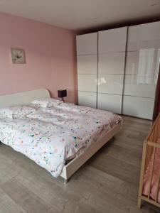 Ένα ή περισσότερα κρεβάτια σε δωμάτιο στο La longère