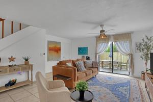Posezení v ubytování Spacious Townhome 5 Mins Walk to Beach