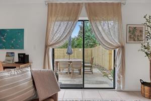 Balkón nebo terasa v ubytování Spacious Townhome 5 Mins Walk to Beach