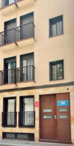 un edificio con dos puertas de garaje y ventanas en Taima Flats 3, en Alicante