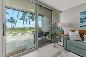 Posezení v ubytování Oceanfront Paradise: Fully Remodeled Ground Floor Condo (HKOK119)