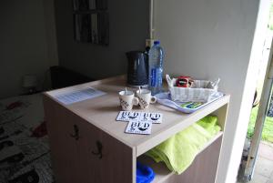WichmondにあるB&B Warnsteeのテーブル(コーヒーメーカー、カップ付) +19枚の写真