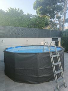 Hay una escalera al lado de un jacuzzi. en Casa Bedoll, en Miami Platja