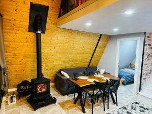 a dining room with a fireplace and a table and chairs at Banderabungalov in Kartepe