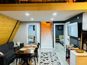 a living room with a table and a couch at Banderabungalov in Kartepe