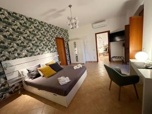 una camera da letto con un letto e una sedia di Nonna Felicia B&B a Muro Lucano