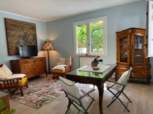 a living room with a table and chairs at Pesciolino Rosso in Cesenatico