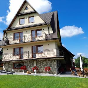 a large building with windows and balconies on it at Apartament u Sabiny i Stanleya in Bukowina Tatrzańska