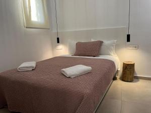 Łóżko lub łóżka w pokoju w obiekcie Psarona Hospitality