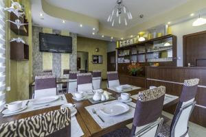 a dining room with a table and chairs at FRAJDA Dom Wypoczynkowy in Rewal