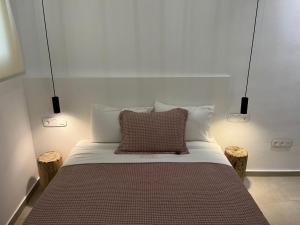 Łóżko lub łóżka w pokoju w obiekcie Psarona Hospitality