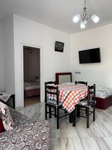 Un televizor și/sau centru de divertisment la Apartment Erjon