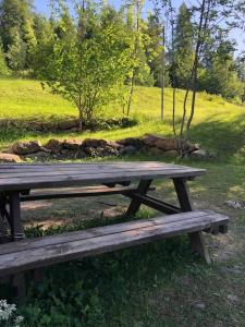 Zahrada ubytování T2 avec une chambre et un coin montagne en Rez-de-chaussée avec terrasse et table extérieure + 1 fotografie