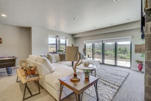 Posezení v ubytování Spacious Heber City Home - Walk to Community Beach