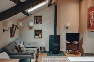 Televiisor ja/või meelelahutuskeskus majutusasutuses BRACKEN BARN at Sunny Brow Farm