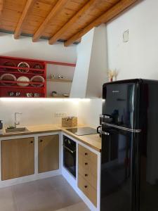 Kuchnia lub aneks kuchenny w obiekcie Psarona Hospitality