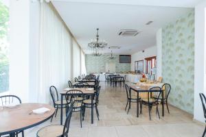 Um restaurante ou outro lugar para comer em Hotel Negresco