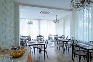 Um restaurante ou outro lugar para comer em Hotel Negresco