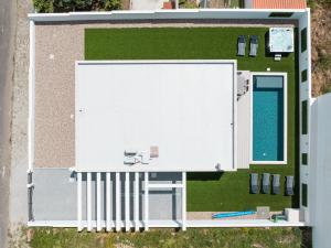 una vista aérea de un gran edificio blanco con piscina en Villa Venus with jacuzzi and private pool, en Lourinhã