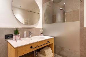 un bagno con lavandino e specchio di Villa Anna Villnöss a San Pietro Altre 43 foto