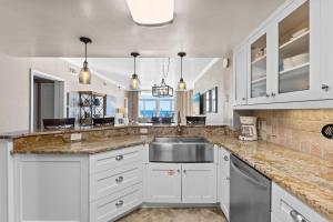 Kuchyň nebo kuchyňský kout v ubytování Jade East Towers 1040 by Newman-Dailey