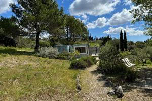 una casa en medio de un campo con árboles en Chambre Amaryllis au Domaine de l'Aven, en Villeneuve-Minervois