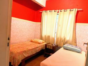 Uma cama ou camas num quarto em Toca da Mona Roots Hostel