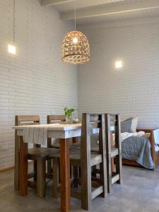 Χώρος καθιστικού στο Cabañas Amapolas Los Reartes +5 φωτογραφίες