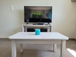 Televiisor ja/või meelelahutuskeskus majutusasutuses Maison récente à côté du Casino et de la baie du Kernic