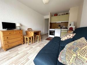 a living room with a blue couch and a kitchen at Studio cosy 4 pers, proche pistes et commerces, La Salle-les-Alpes - FR-1-330F-79 in Serre Chevalier