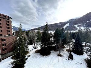 a group of trees in the snow next to a building at Studio cosy 4 pers, proche pistes et commerces, La Salle-les-Alpes - FR-1-330F-79 in Serre Chevalier