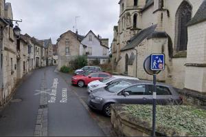 two cars parked on the side of a street with buildings at Le Jeanne, appartement en duplex proche forteresse et centre ville in Chinon