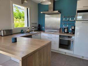 Köök või kööginurk majutusasutuses Maison récente à côté du Casino et de la baie du Kernic