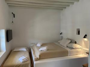 Łóżko lub łóżka w pokoju w obiekcie Psarona Hospitality