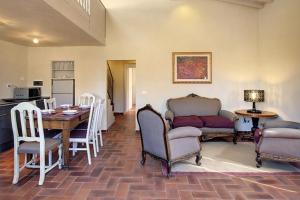 ein Wohnzimmer mit einem Tisch, Stühlen und einem Sofa in der Unterkunft Florence view apartment in Florenz