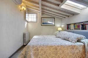 Een bed of bedden in een kamer bij Florence view apartment