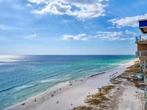 una vista aérea de una playa y el océano en Jade East Towers 1450 by Newman-Dailey, en Destin