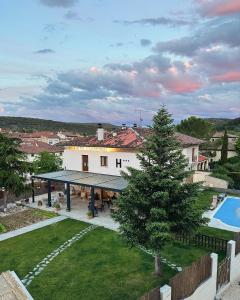 Bazén v ubytovaní Hotel Rural Covarrubias alebo v jeho blízkosti