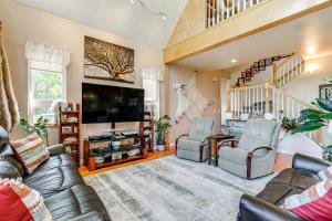 Imagine din galeria proprietății Palmer Getaway with Mountain Views and Fire Pit! în Palmer