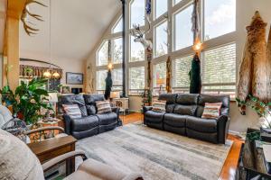 Imagine din galeria proprietății Palmer Getaway with Mountain Views and Fire Pit! în Palmer