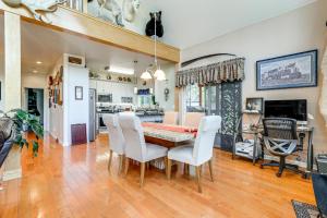 Imagine din galeria proprietății Palmer Getaway with Mountain Views and Fire Pit! în Palmer