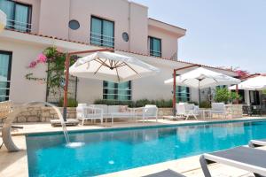 Bazén v ubytování Anchor Alaçatı Hotel nebo v jeho okolí